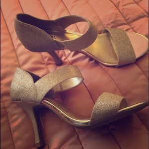 Fioni gold sparkle heels, Sz 6, calf strap elastic